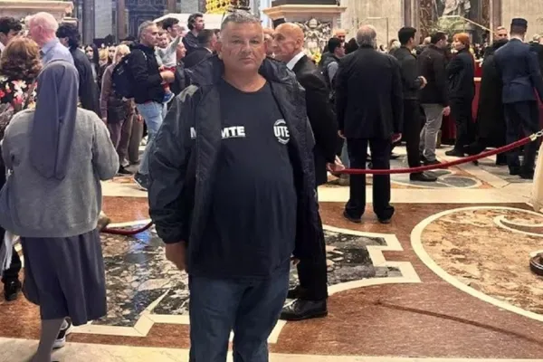Un cartonero amigo del papa Francisco viajó al Vaticano para despedirlo: Era un guía espiritual
