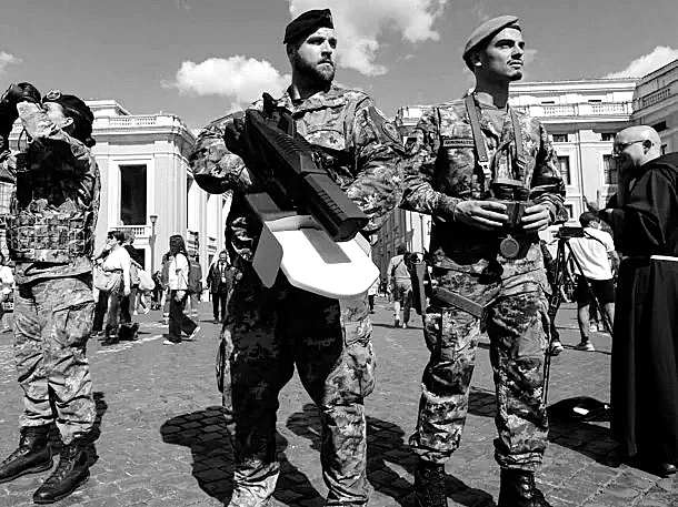 Helicópteros, tanquetas y drones: Roma está blindada