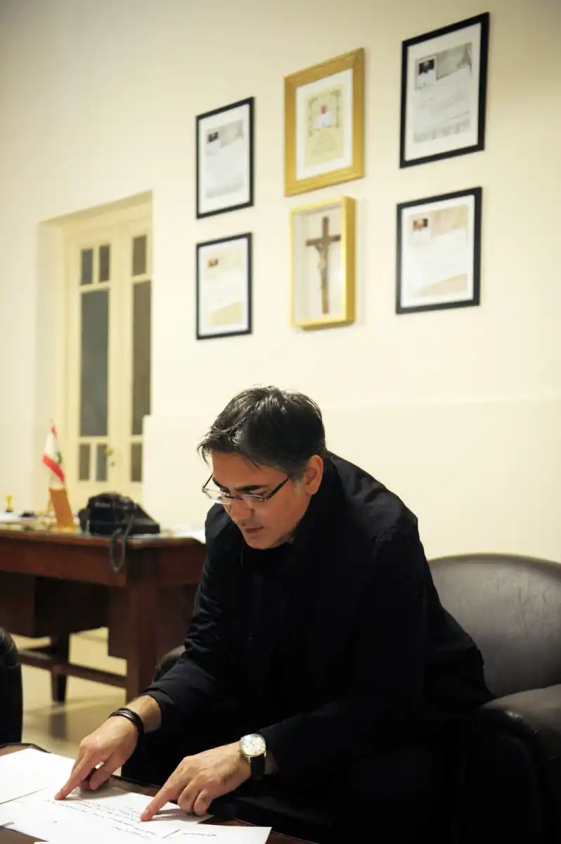 Fue refugiado de la guerra civil libanesa, se hizo sacerdote maronita y, desde Tucumán, mantuvo una amistad con el papa Francisco