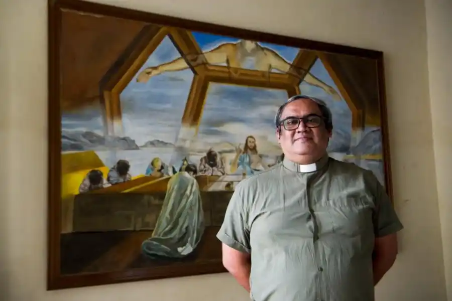 TESTIMONIO. El sacerdote Juan Carlos Caballero, quien compartió parte de su vida con Bergoglio, relató el impacto de su ejemplo en su vida.