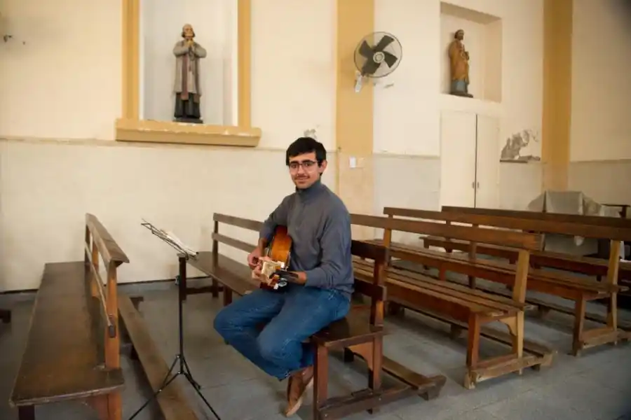 MELODÍA. Santiago con guitarra en mano comparte su pasión.