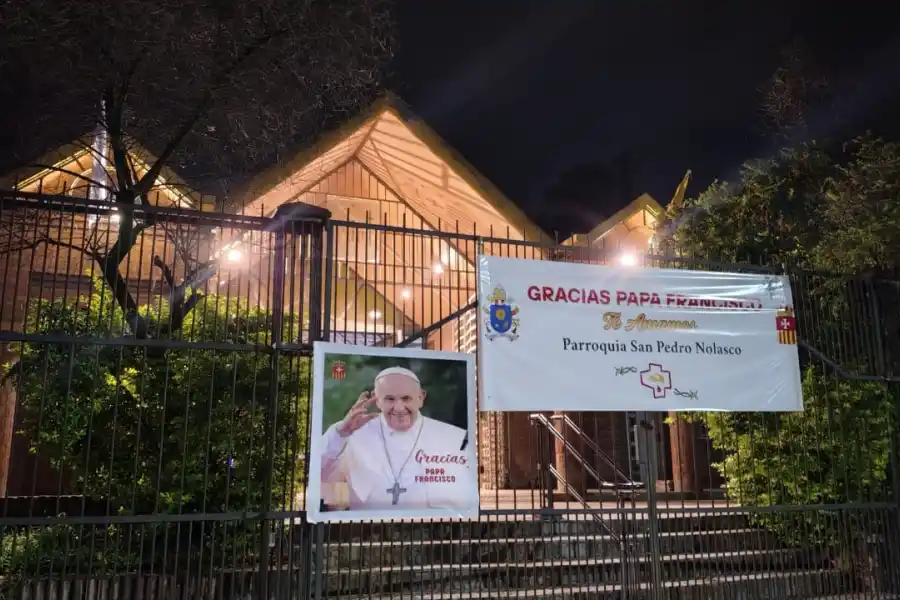 CARTEL. El pórtico de la capilla recibió a sus fieles con dos imágenes. 