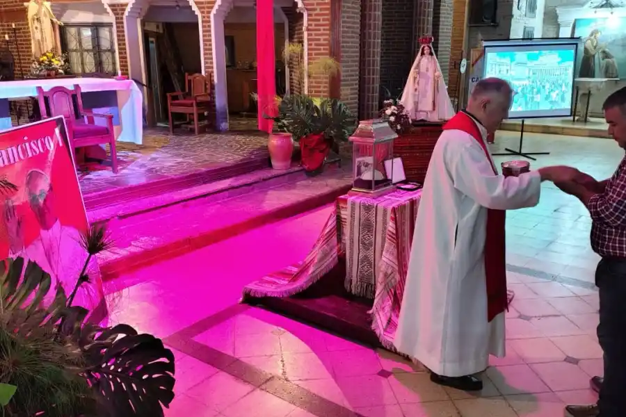 EUCARISTÍA. En Villa Alem los fieles también pudieron tomar la comunión. LA GACETA/ Foto de Diego Aráoz