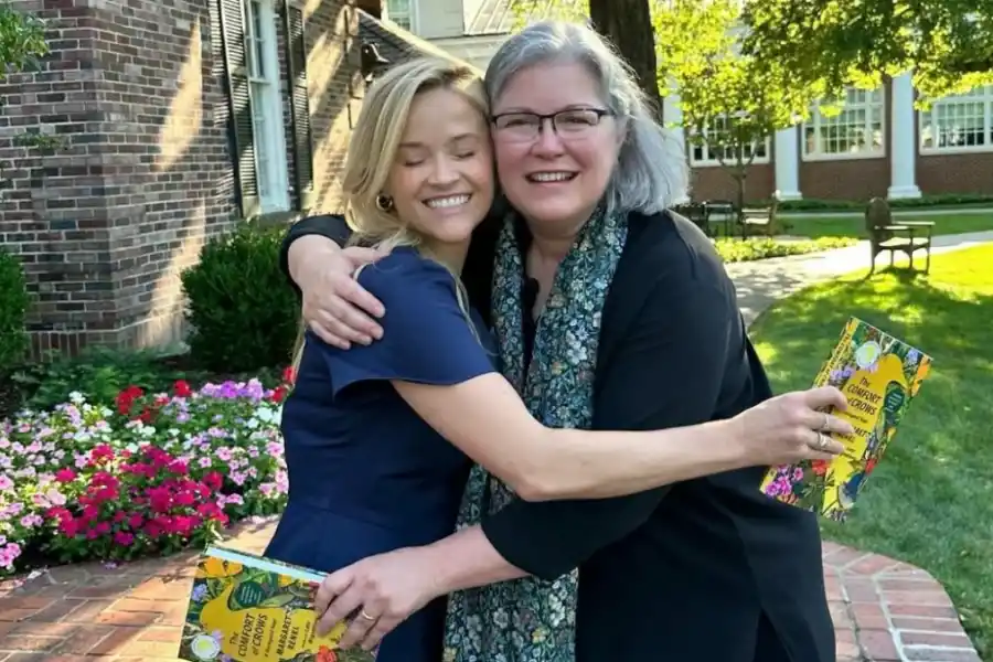 La recomendación número 100 del club de Reese en septiembre del 2024 fue “The Comfort of Crows” de Margaret Renkl, quien fue profesora de inglés de la actriz en el secundario.