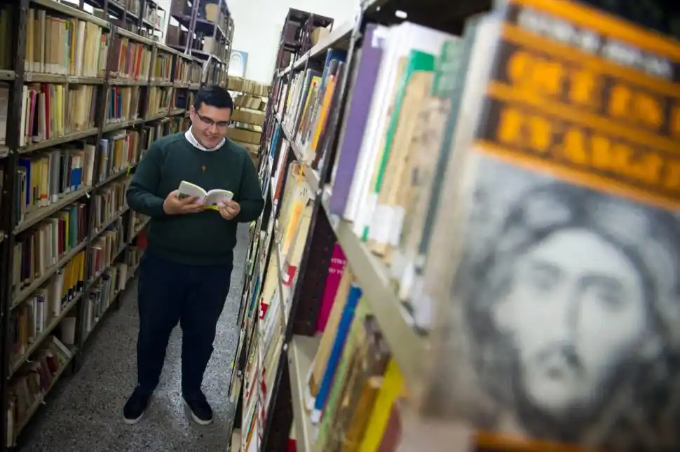 ESTUDIO. Agustín profundizando en su formación espiritual.