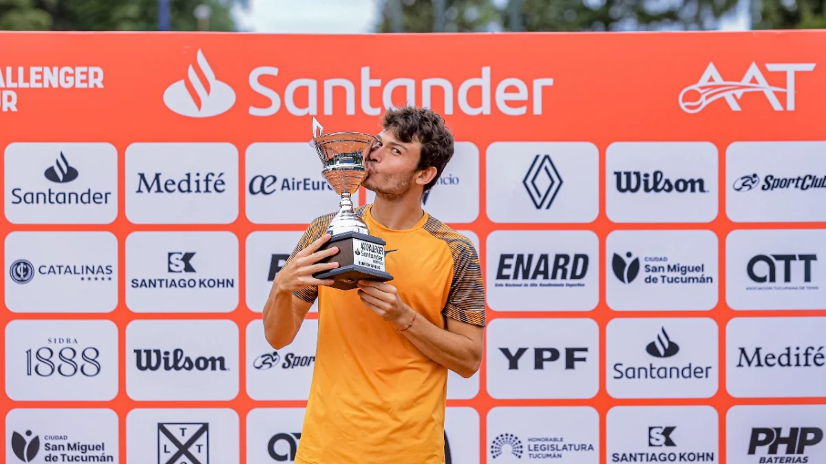 FELICIDAD. Barrena besa la copa, luego de consagrarse en la cancha central del Tucumán Lawn Tennis.