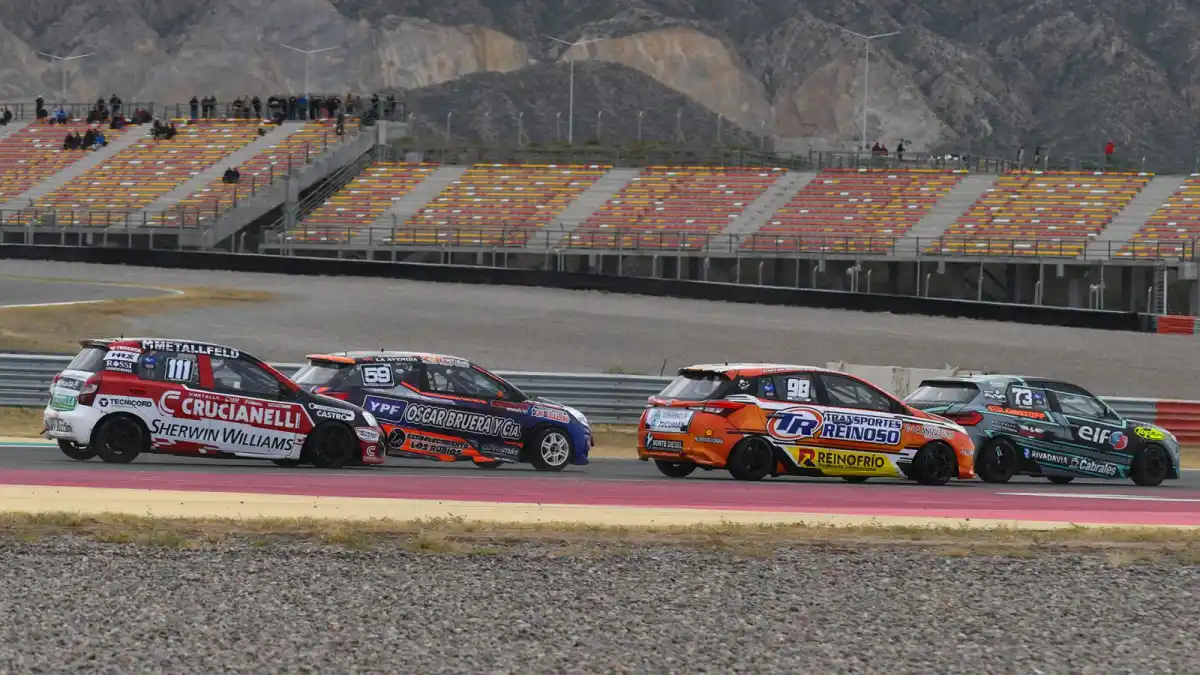 Braian Reinoso con el número 98.