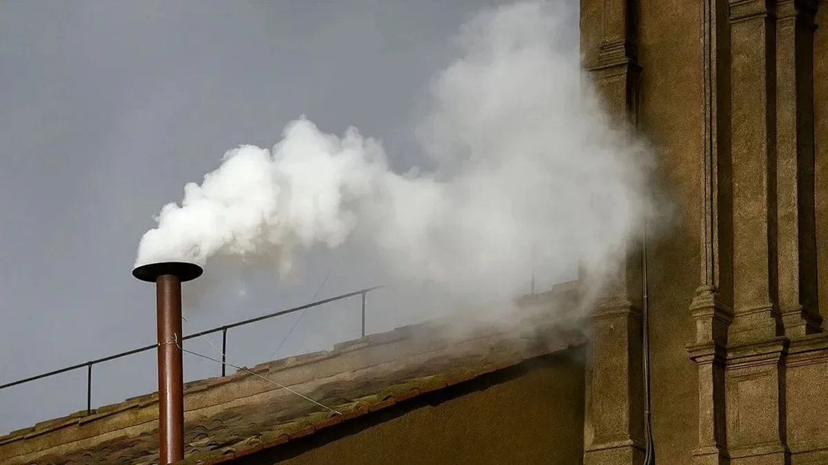 Cónclave: la fumata blanca anuncia que la Iglesia Católica ya tiene nuevo Papa