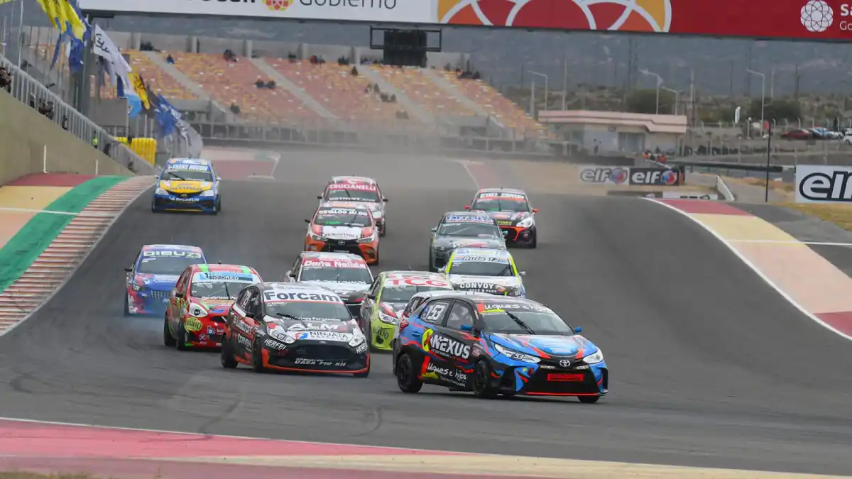 Maximiliano Bestani al final del grupo.