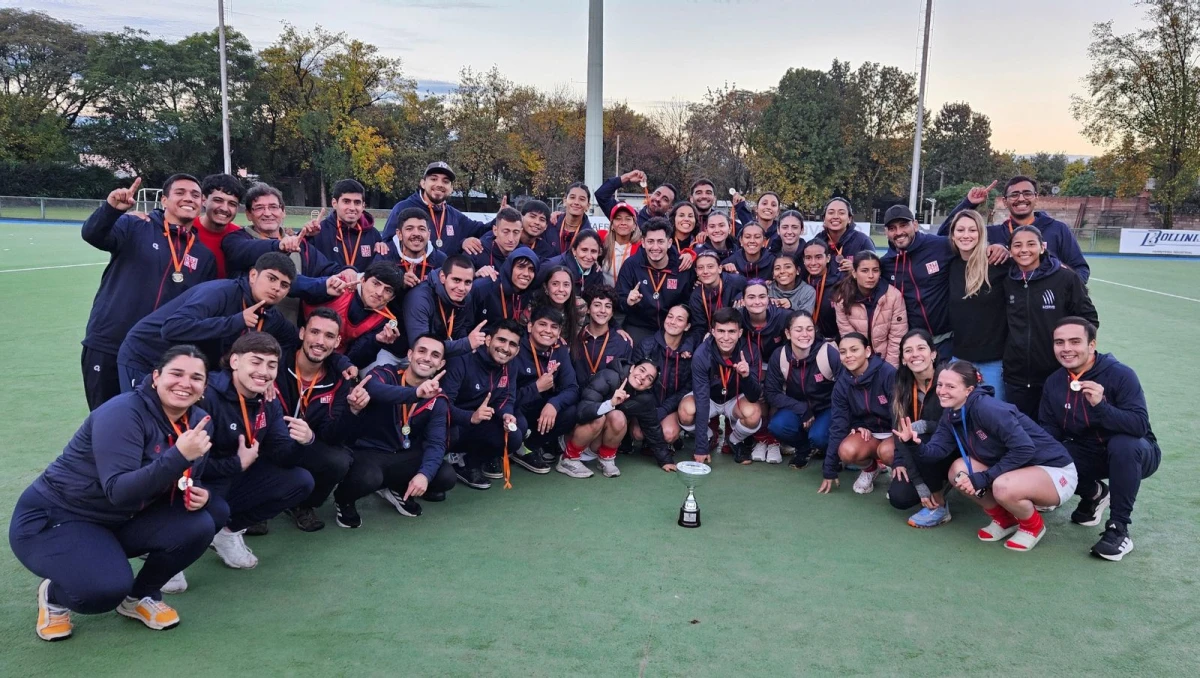 CELEBRACIÓN. En cancha de Tucumán Rugby, el plantel “rojo” posa con la Copa, tras dejar en el camino a Old Lions.