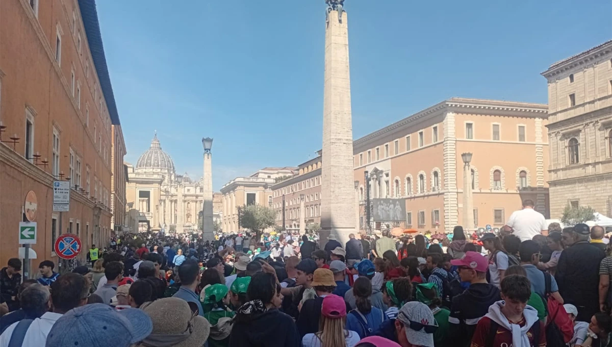 EN TODOS LADOS. Desde la estación de Termini hasta en las calles de el Vaticano, los jóvenes llevaron todo su fervor en el primer domingo sin Francisco. 