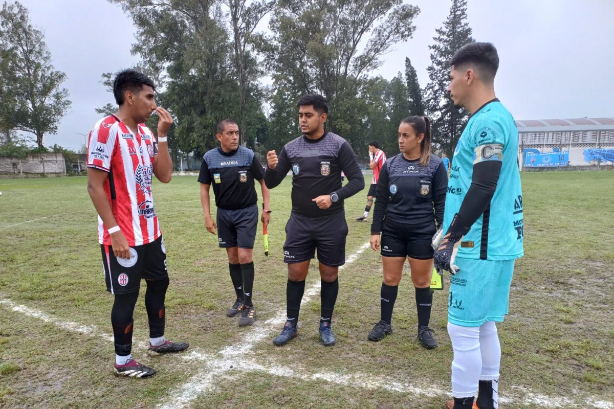 SORTEO DE CAPITANES. Así fue la previa del partido entre Deportivo Aguilares y Santa Ana.