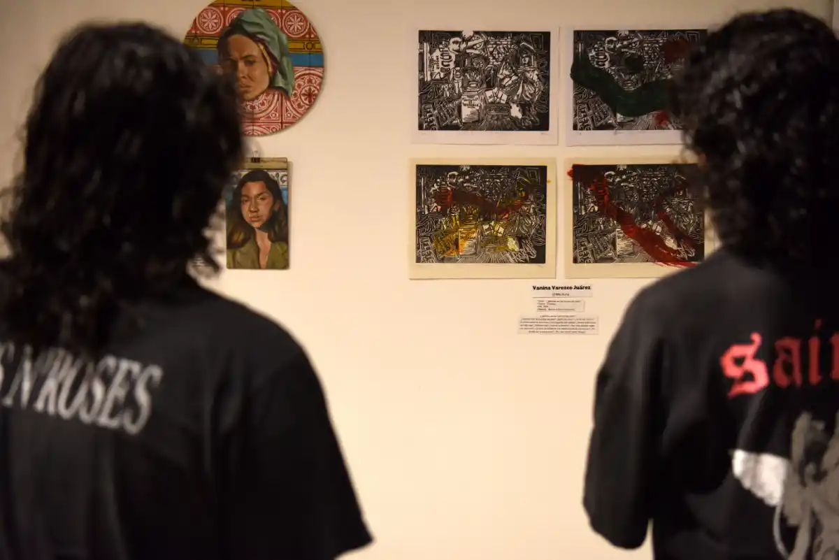 NO FUE SÓLO MÚSICA. En paralelo al escenario de música, el festival dispuso de la galería de arte ''Confluencia''. / JOSÉ NUNO, LA GACETA.