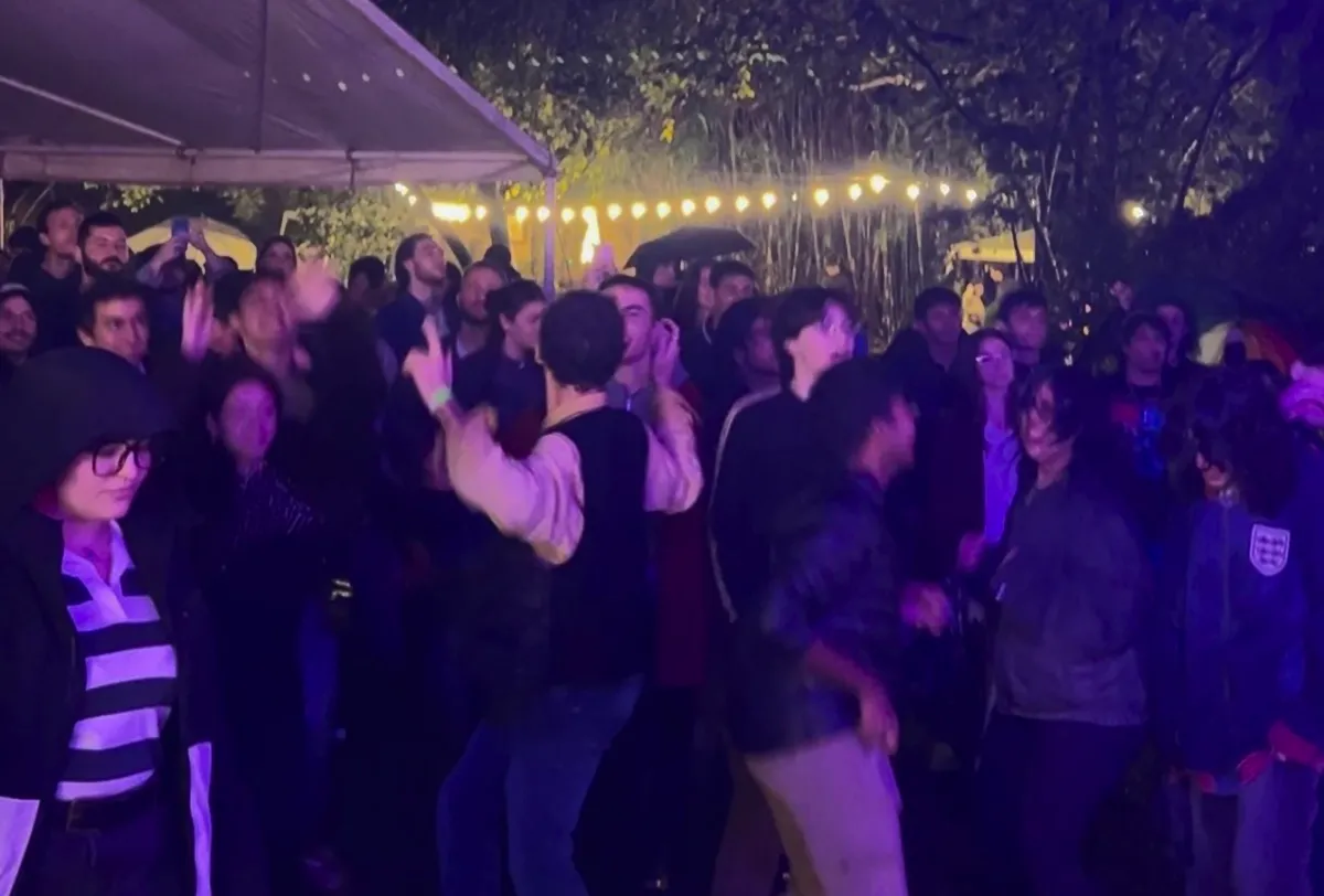 EN EL FESTIVAL. Nada paró las ganas de poguear de los jóvenes tucumanos en el Lola Mora Cultural. / GENTILEZA LA CUPULA PRODUCCIONES