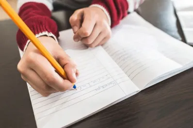 ¿Qué significa escribir con mayúsculas y minúsculas alternadas?