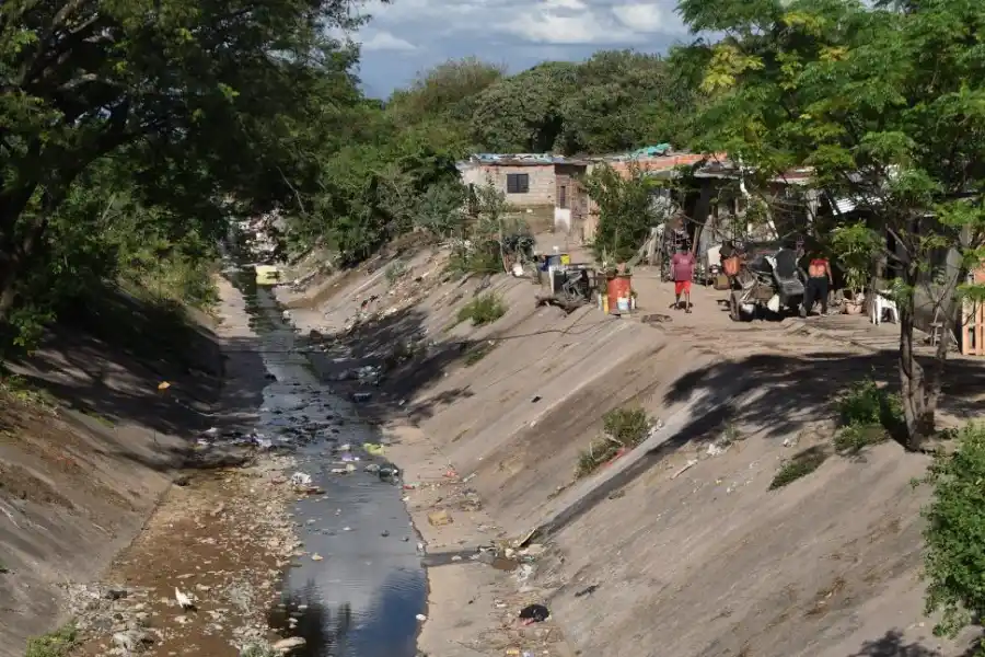 CANAL NORTE. Separa San Miguel de Tucumán del municipio de Las Talitas.