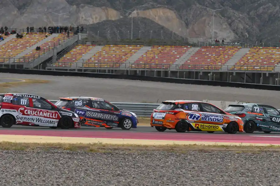 Braian Reinoso con el número 98.