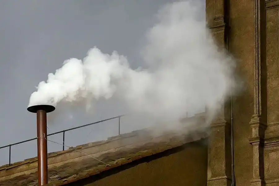 Cónclave: la fumata blanca anuncia que la Iglesia Católica ya tiene nuevo Papa