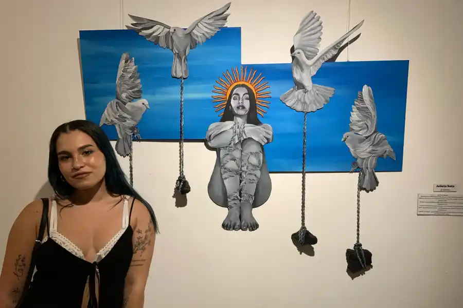 CON SU OBRA. Juli Sota eligió 15 artistas entre 70 propuestas para formar una confluencia entre el lenguaje visual y musical. / LA GACETA