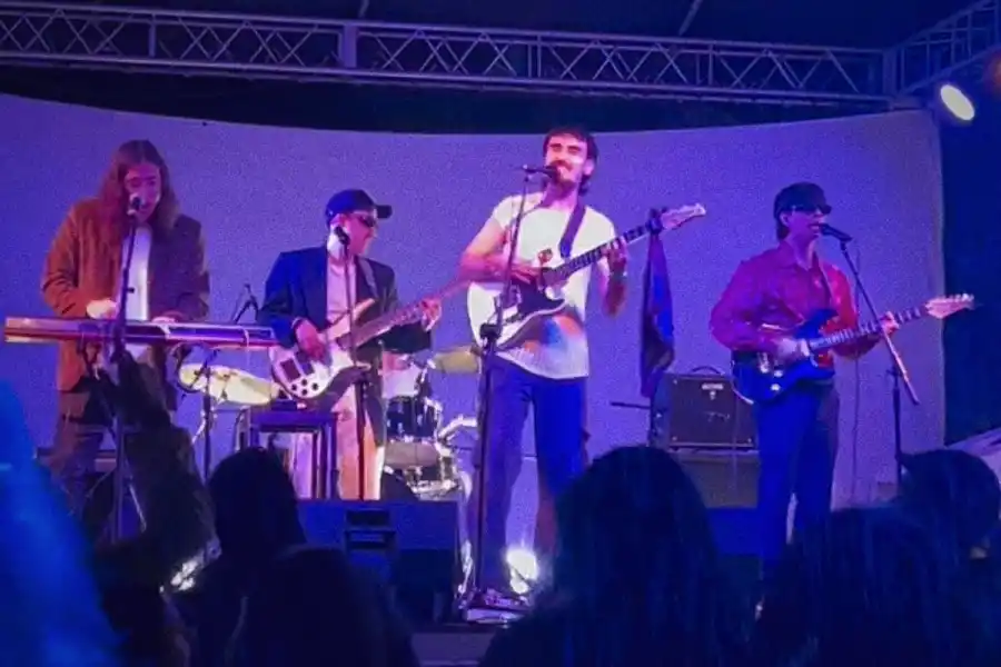 EL SHOW DE EL CHANGO Y LAS FLORES. La potencia de su presentación logró que muchos salten bajo la lluvia. / GENTILEZA LA CUPULA PRODUCCIONES.