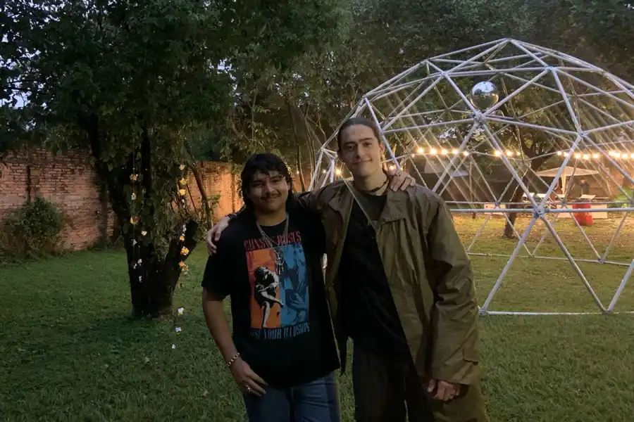 HACER EL AGUANTE. Gastón y Juan estuvieron firmes desde la apertura de las puertas del predio. / LA GACETA.