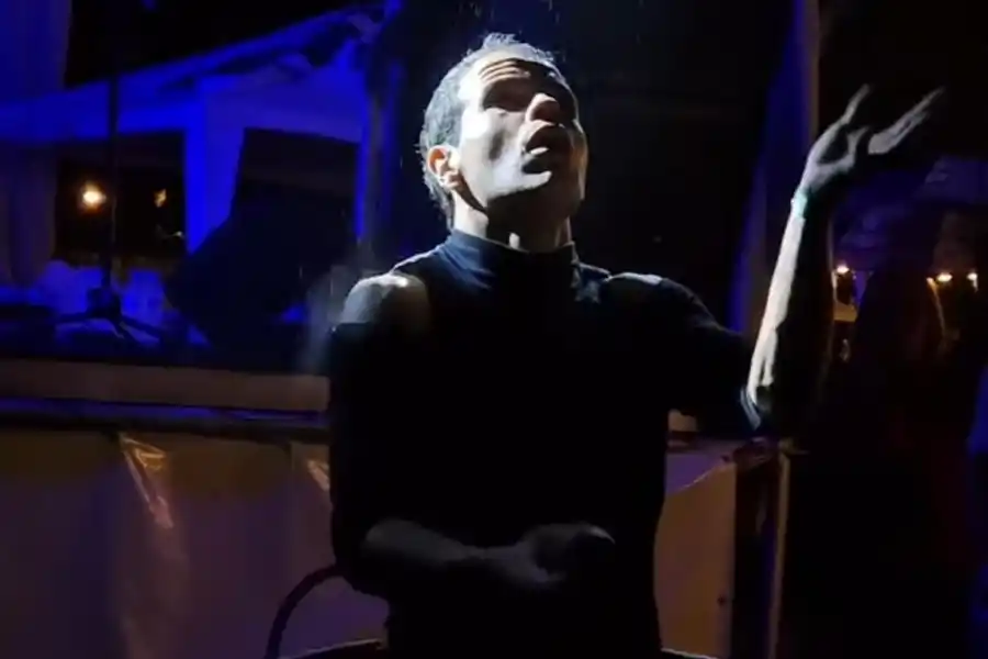 PERFOMANCE. Entre show y show, Be hizo una presentación de su arte performático con hula hoops. / GENTILEZA LA CUPULA PRODUCCIONES