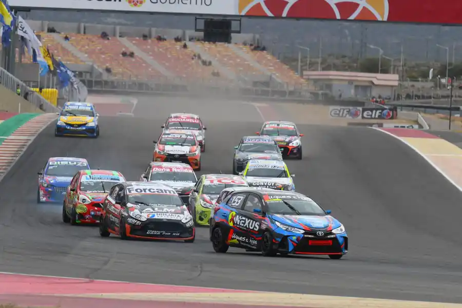 Maximiliano Bestani al final del grupo.