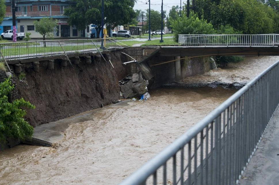 CANAL SUR. El colector que divide Yerba Buena de la capital tucumana representa un problema cada vez que llueve con severidad en el piedemonte.