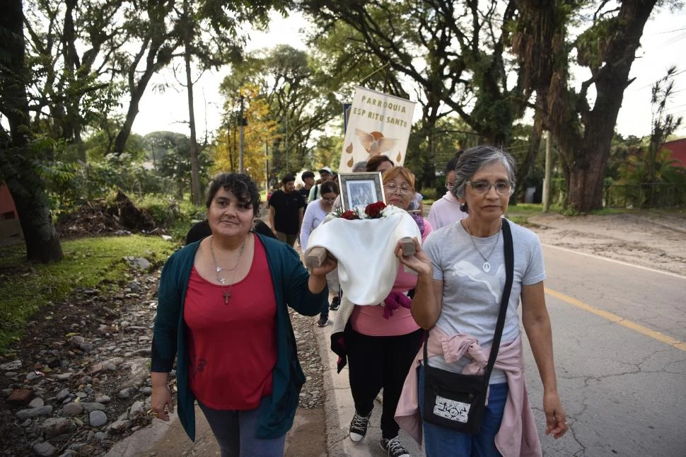 ACOMPAÑADA. Ramona cargó con un pequeño altar. la gaceta / foto de osvaldo ripoll