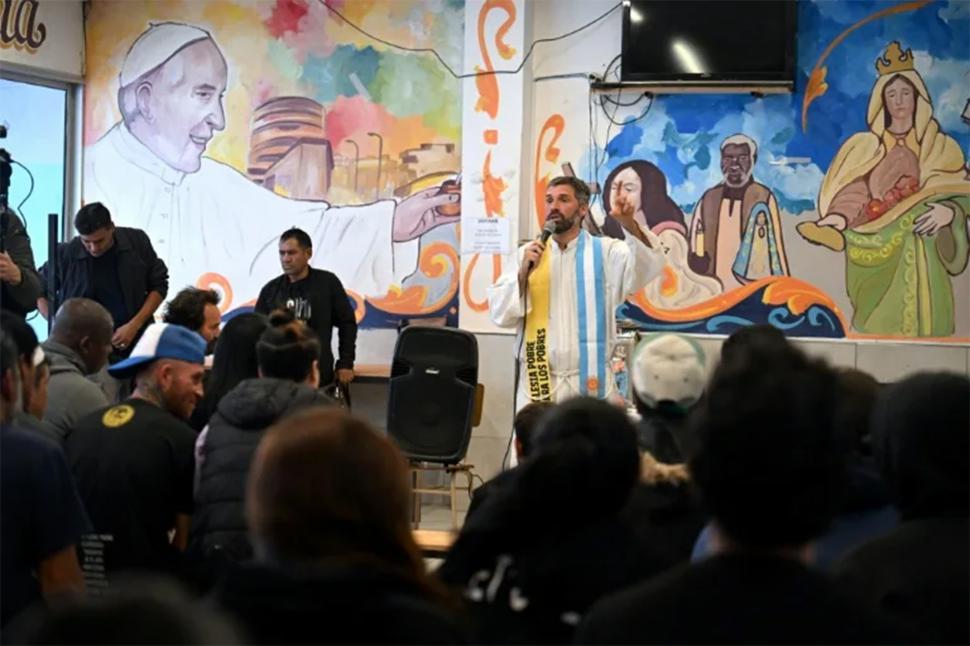 MURAL. Una imagen en la que Francisco comparte un mate, se estampó en las paredes del nuevo lugar.