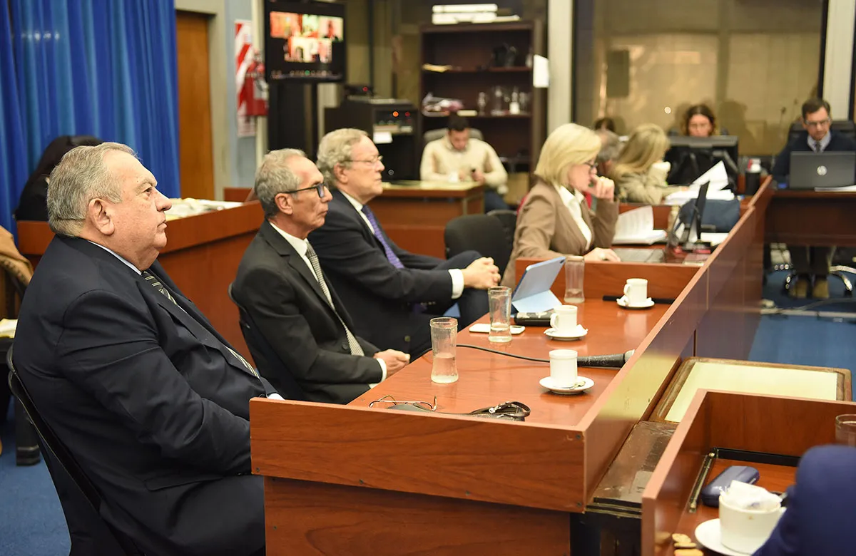ATENTOS. Juan Alberto Cerisola y el equipo de la defensa escuchan las declaraciones por vía virtual que realizó el perito Daniel Antonio Fontana. 
