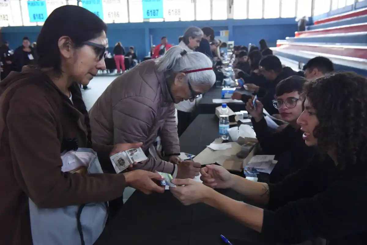 PRIMER DÍA. El canje de tarjetas inició hoy y se extenderá hasta el miércoles. LA GACETA- Foto de Analía Jaramillo.