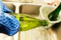 El truco casero para limpiar botellas de vidrio sin cloro ni cepillo