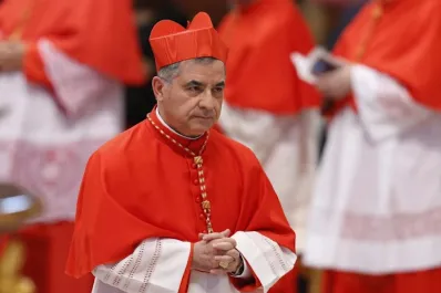 Becciu se bajó del cónclave y otro cardenal sancionado desafió una orden de Francisco