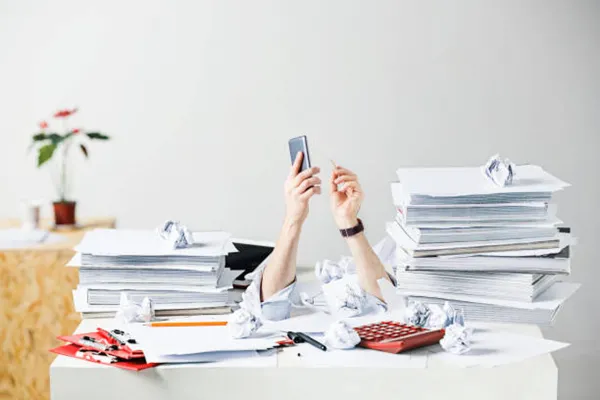 Cuáles son las señales de que sos adicto al trabajo: las formas de prevenirlo