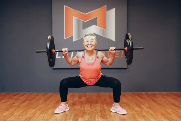 Tiene 94 años y reveló los cuatro ejercicios para mantenerse en forma después de los 50