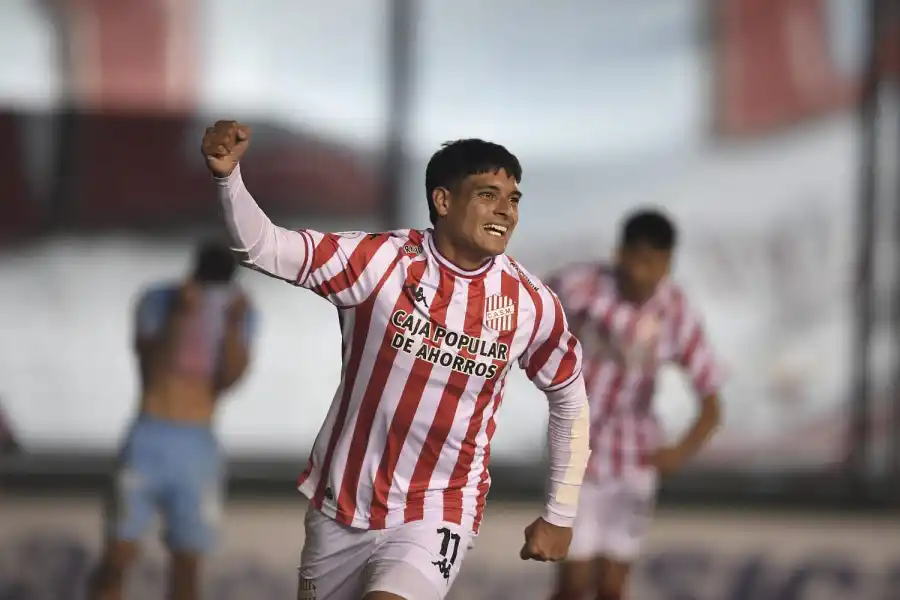 FESTEJO. Juan Cruz Esquivel marcó seis goles con la camiseta de San Martín.