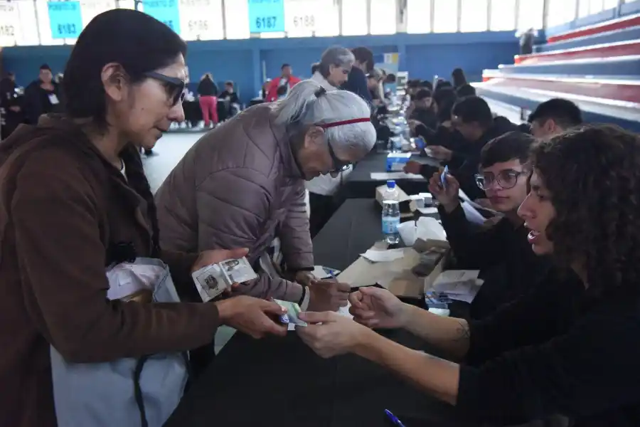 PRIMER DÍA. El canje de tarjetas inició hoy y se extenderá hasta el miércoles. LA GACETA- Foto de Analía Jaramillo.