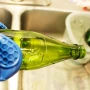 El truco casero para limpiar botellas de vidrio sin cloro ni cepillo
