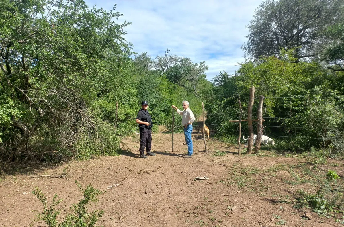 CUSTODIADOS. Policías acompañaron a las autoridades en el relevamiento.