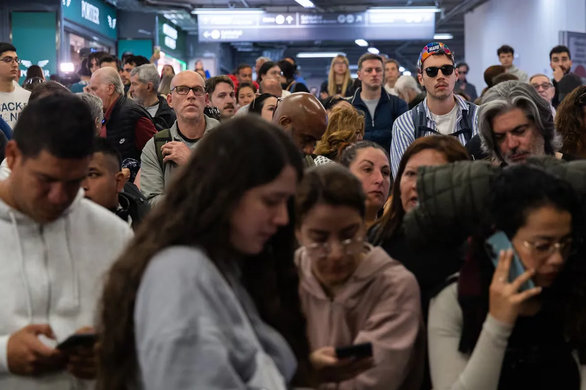 El servicio de trenes aún no fue restablecido completamente. Pasajeros esperan varados en una estación de Madrid.