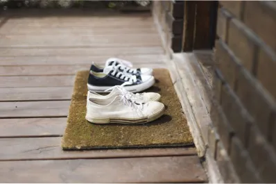 Esta es la razón por la que deberías quitarte los zapatos antes de entrar a casa