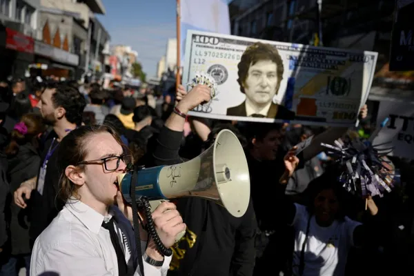 En un contexto general de caída, los jóvenes siguen siendo el grupo que más banca a Milei