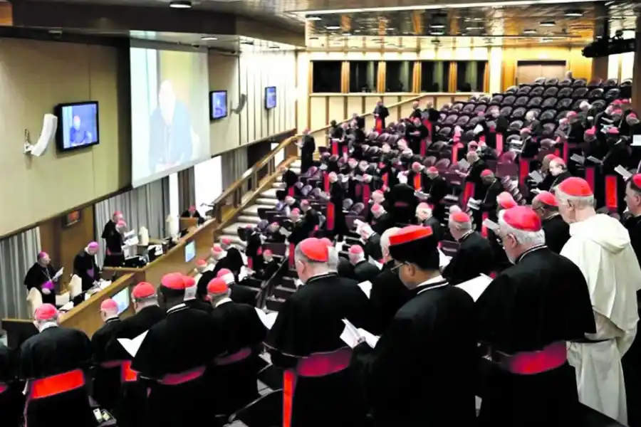 MOVIMIENTO EN EL VATICANO. Los cardenales en su momento de mayor protagonismo en los últimos 13 años, para la elección del nuevo papa.
