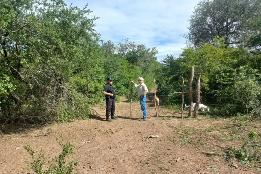 CUSTODIADOS. Policías acompañaron a las autoridades en el relevamiento.