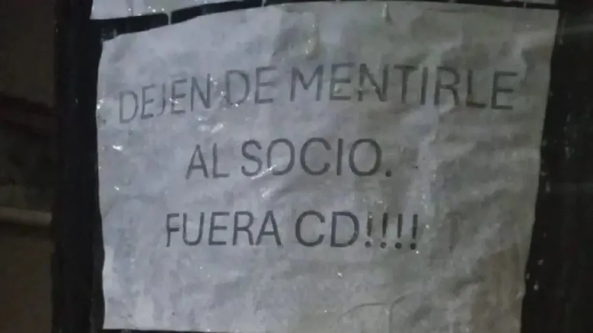 Sigue Diego Flores y crece la bronca: los hinchas de Gimnasia de La Plata empapelaron la sede