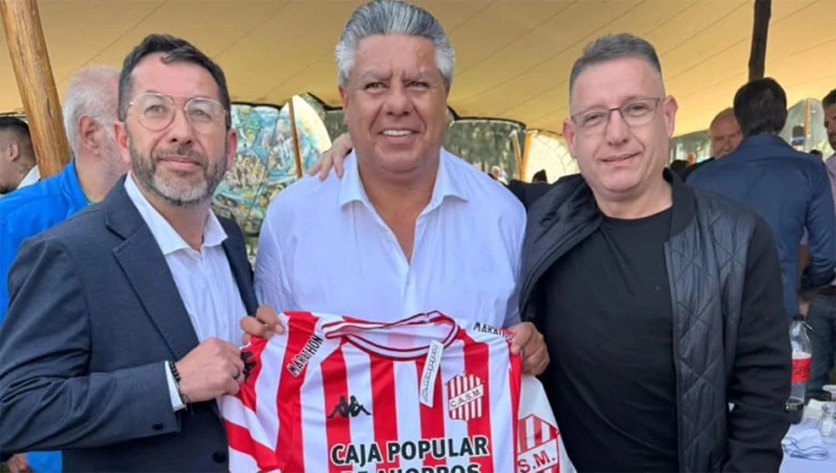 Hugo Ledesma y Bruno Sogno le regalaron una camiseta de San Martín a Claudio Tapia.