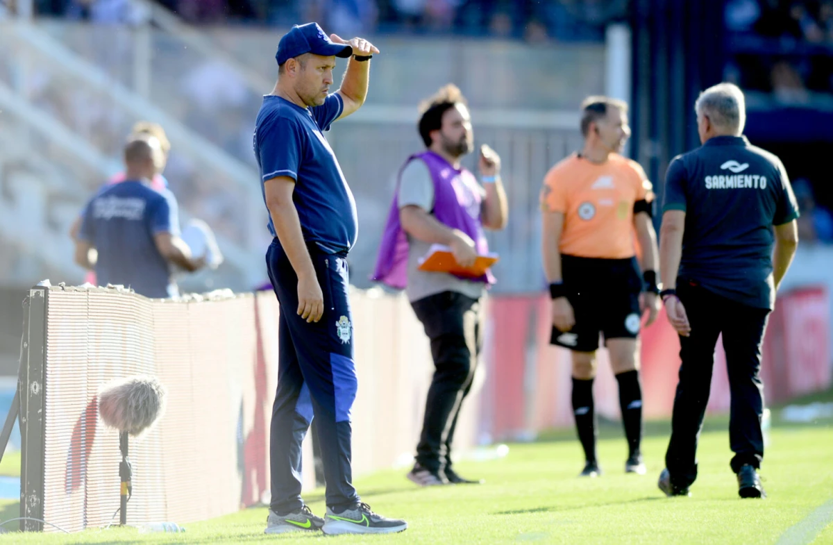 Sigue Diego Flores y crece la bronca: los hinchas de Gimnasia de La Plata empapelaron la sede