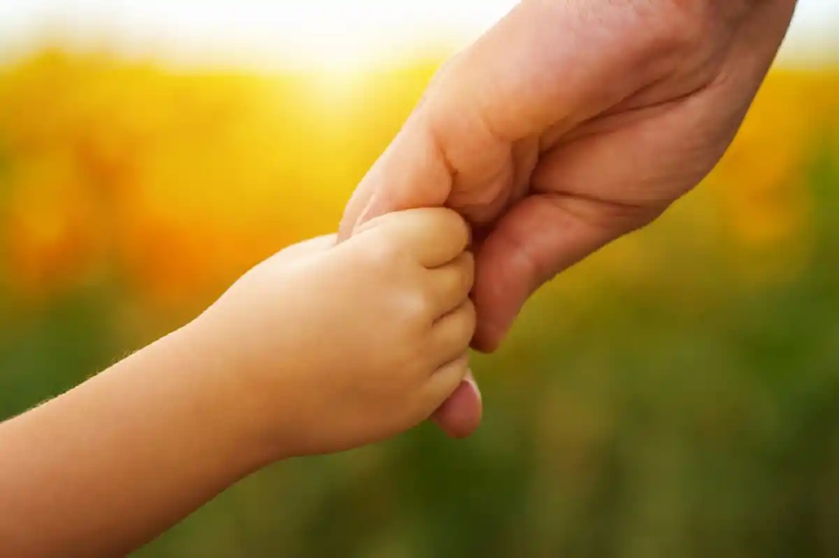 Qué es la crianza faro, la propuesta de enseñanza que es tendencia y busca equilibrar firmeza, autonomía y afecto