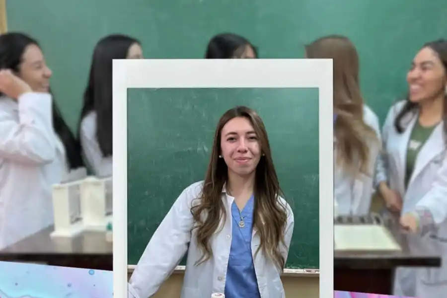 DEDICACIÓN. Constanza en una clase de biofísica en la facultad.​